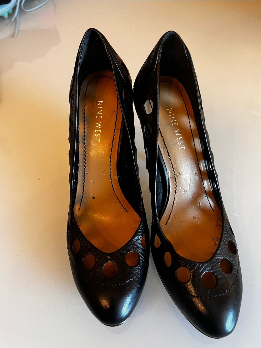 Nine West Black Leather Cutout Pumps Size 7 Round Toe Career Quiet Luxury - Picture 9 of 12